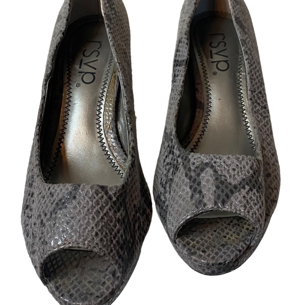 RSVP Meridian peep toe pumps in faux snake skin gray on gray  sz 7